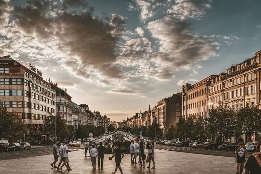 Prague: City Highlights Walking Tour - Private tour or group tour?