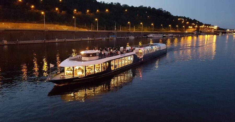 Prague: City Tour and Dinner Cruise with Hotel Pickup - Floodlit Prague from Charles Bridge to Prague Castle