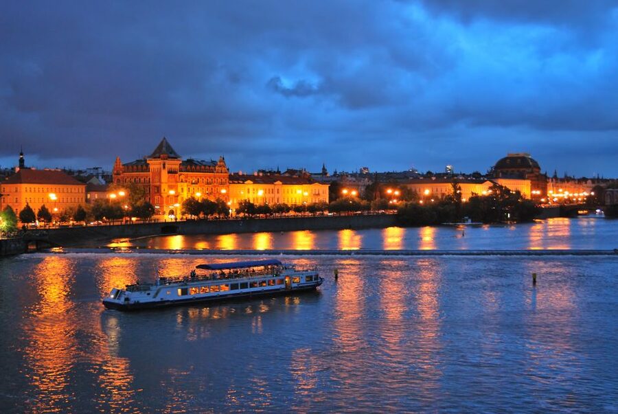 Prague: City Tour and Dinner Cruise with Hotel Pickup - The buffet dinner and live music