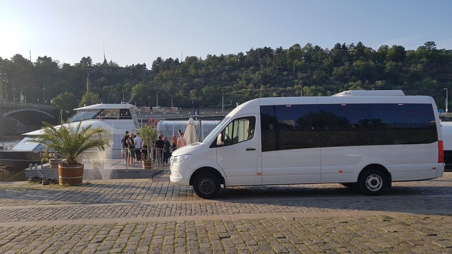 Prague: City Tour and Dinner Cruise with Hotel Pickup - Service, seating, and the practical weak spots