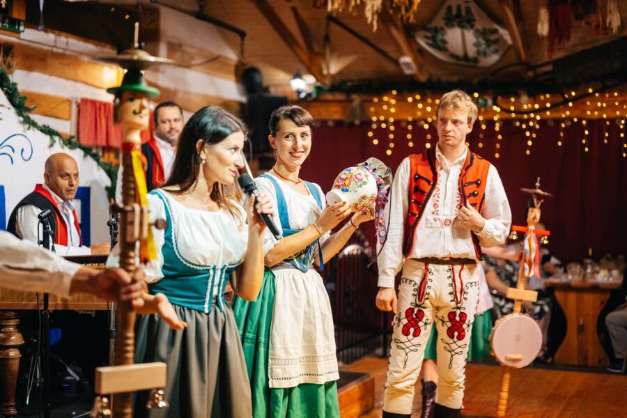 Prague: Dinner with Folk Show and Open Bar - An evening built around Czech music and dance