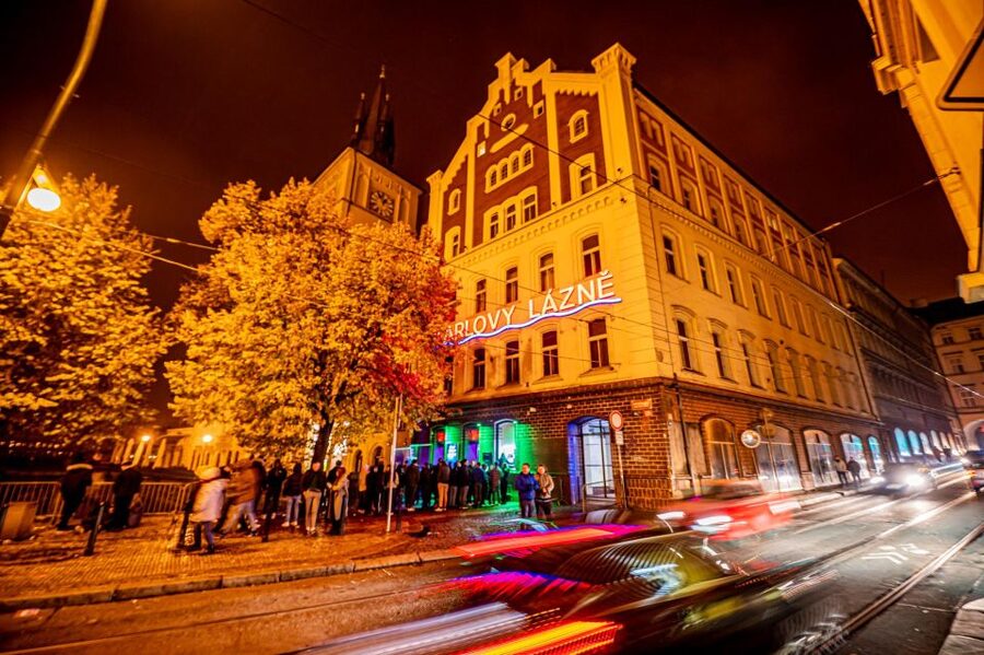 Prague: Entry ticket to Ice Pub Prague with Nightclub Option - How Cold Is Minus 7 Degrees?