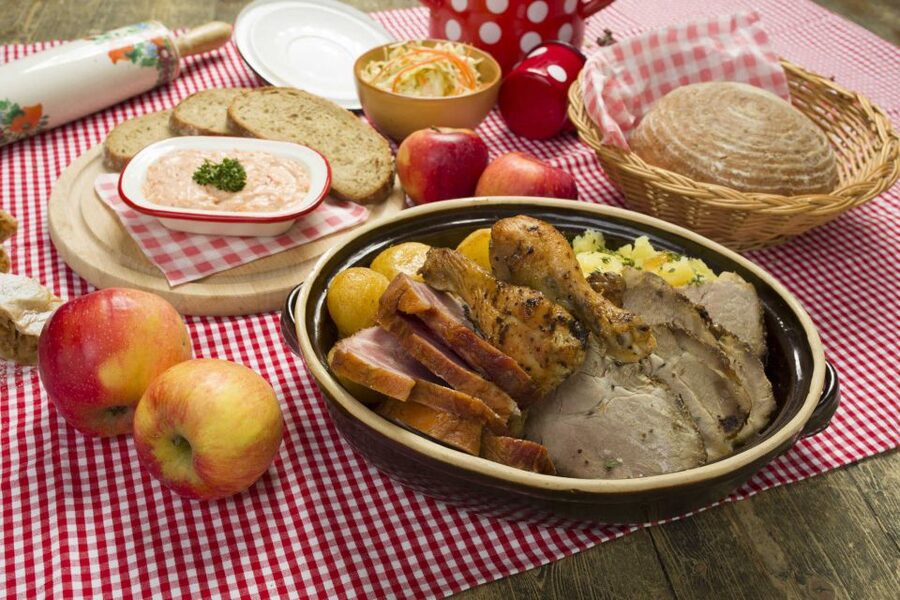 Prague: Evening Folklore Garden Party with Traditional Menu - Choosing the vegetarian or chicken menu