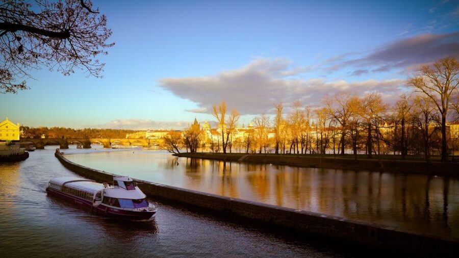 Prague: Evening Vltava River Eco Cruise with Prosecco - Choosing the right departure time