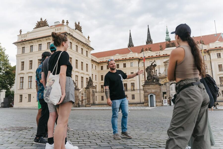 Prague: Full-Day Old Town, River Cruise & Prague Castle Tour - A pause around 2pm for lunch or coffee