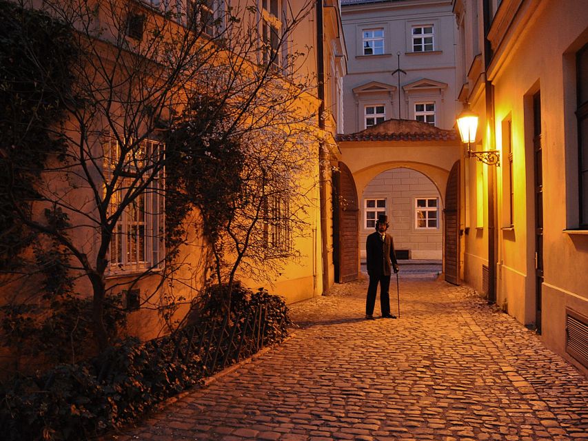 Prague: Ghost Tour - Meeting the guide beside the Astronomical Clock