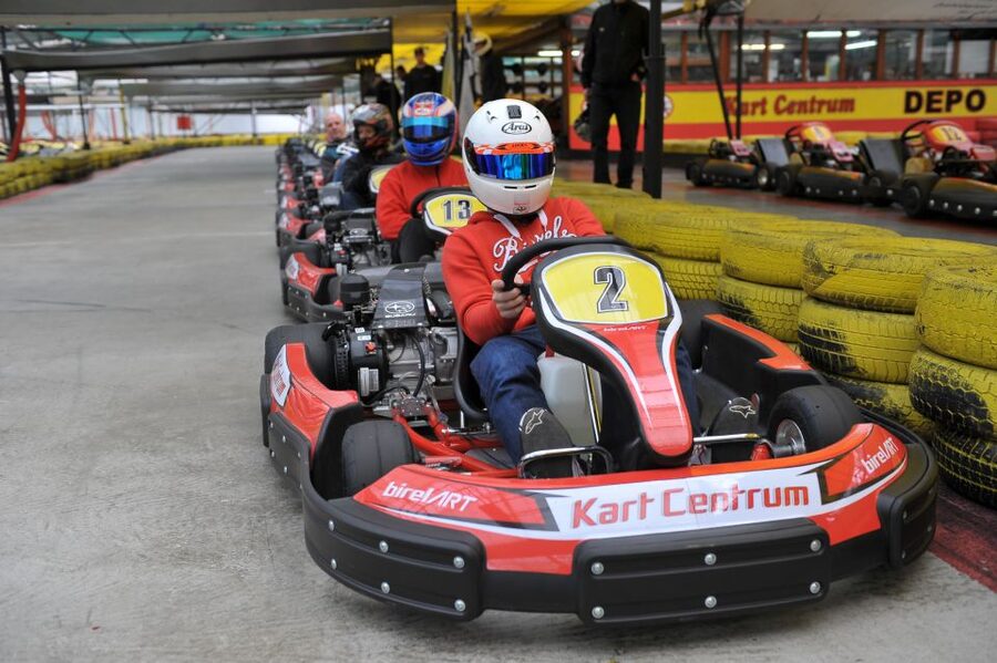 Prague: Go-Kart Racing Experience - Choosing between one hour and two 10-minute races