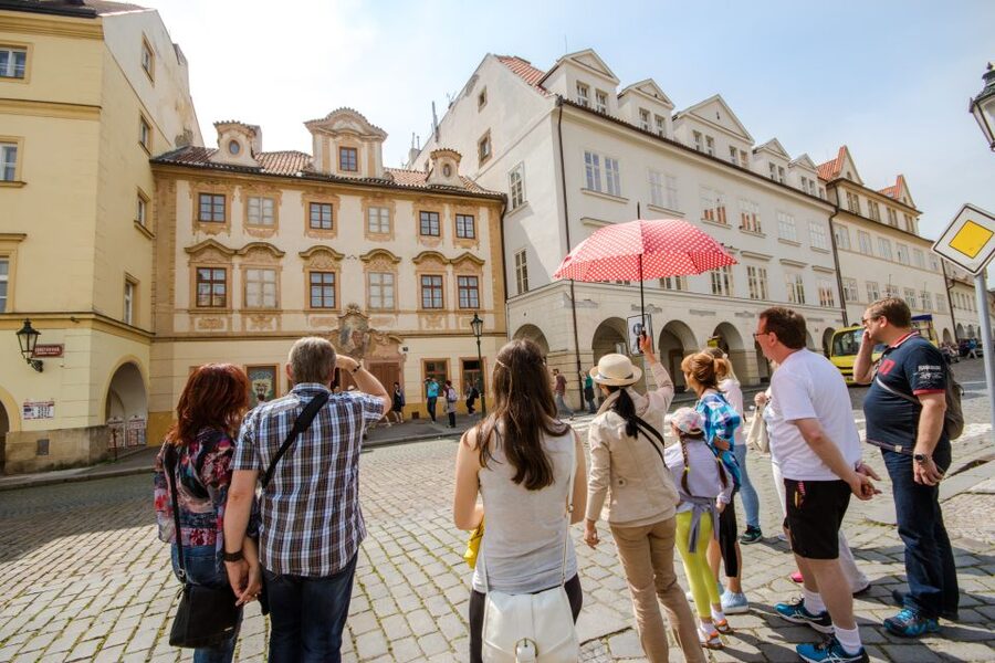 Prague: Guided Bus & Walking Tour with River Cruise & Lunch - Prague Castle and the descent into the historic center