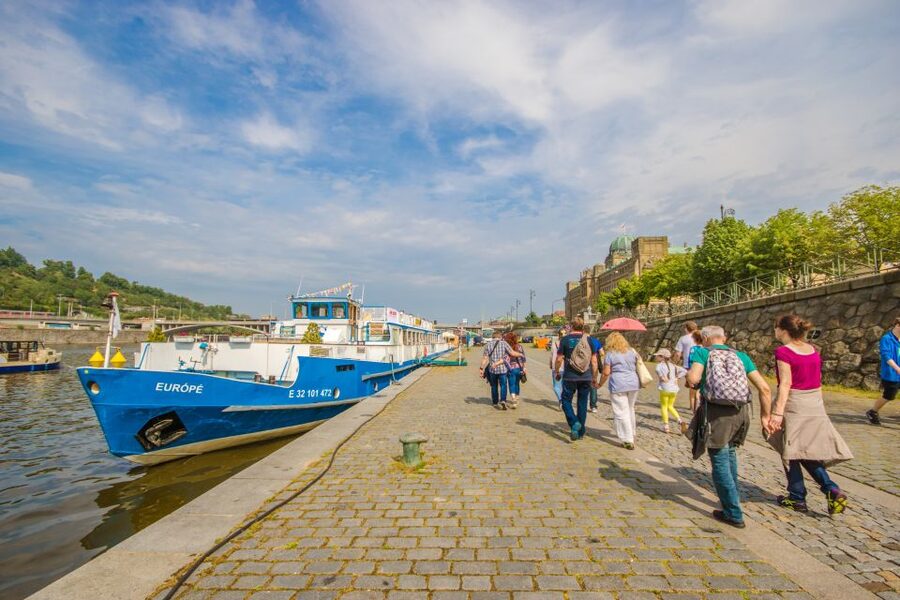 Prague: Guided Bus & Walking Tour with River Cruise & Lunch - Two hours on the Vltava with lunch
