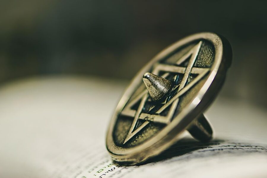 Prague: Guided Tour inside the Jewish Cemetery & Synagogues - Guide quality and the Spanish-language experience