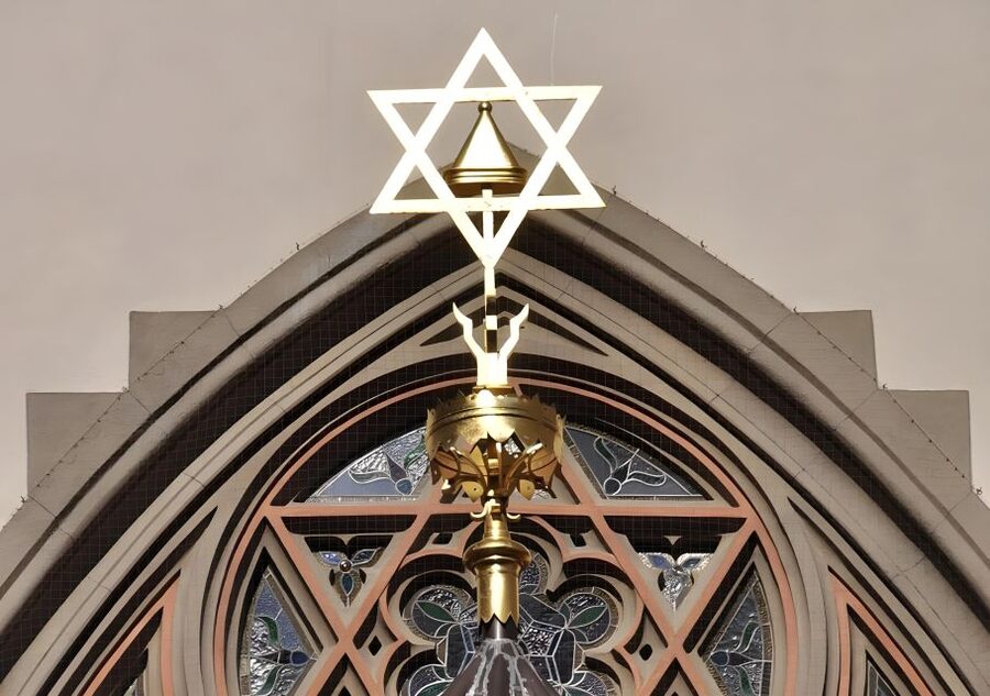 Prague: Guided Tour inside the Jewish Cemetery & Synagogues - Meeting at Cartier before entering Josefov