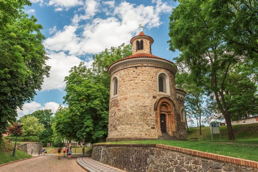 Prague: Guided tour to the historic fortress of Vyšehrad - Visiting Vyšehrad Cemetery and its Czech composers