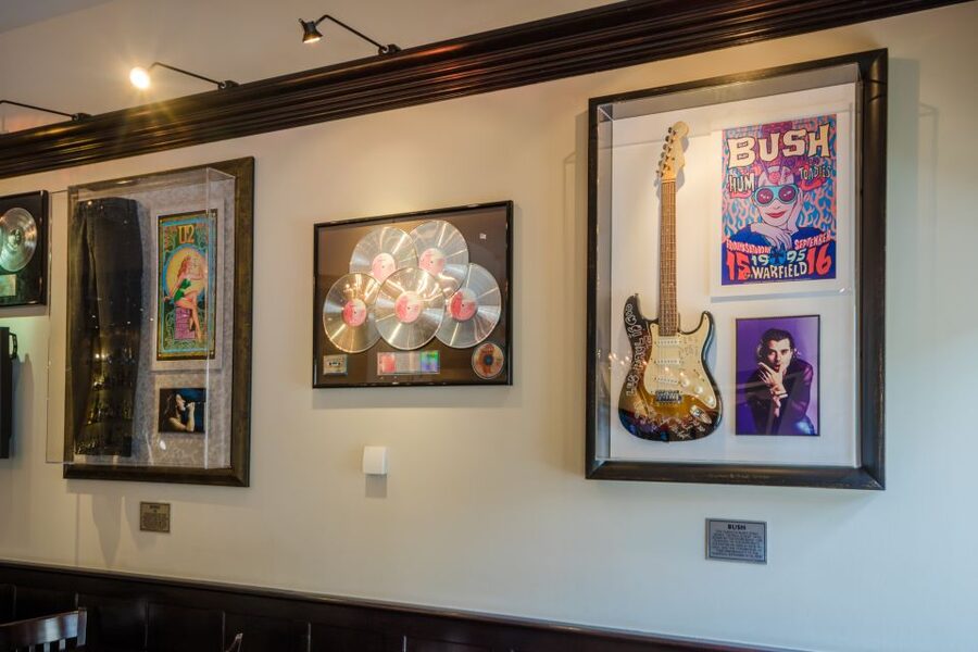 Prague: Hard Rock Cafe with Set Menu for Lunch or Dinner - The five-meter guitar chandelier and rock memorabilia