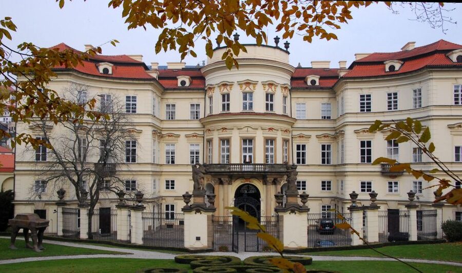 Prague: Highlights Walking Tour to the German embassy 1989 - Meeting at the Faculty of Law