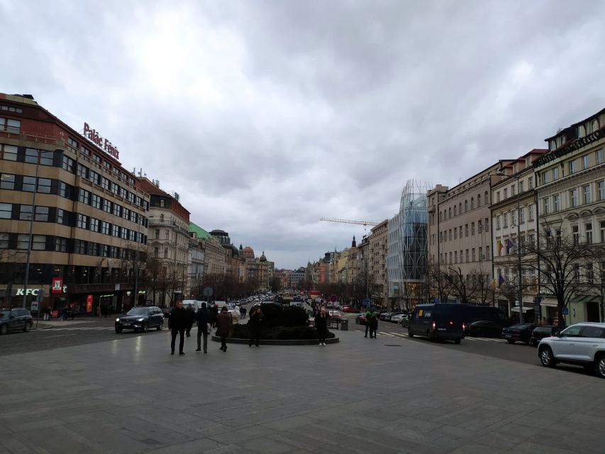 Prague: Historical Walking Tour with Focus on World War 2 - Guide style, group choice, and the right pace