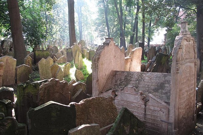 Prague Jewish Quarter Private tour - 3hours - The Old Jewish Cemetery, where space tells the story
