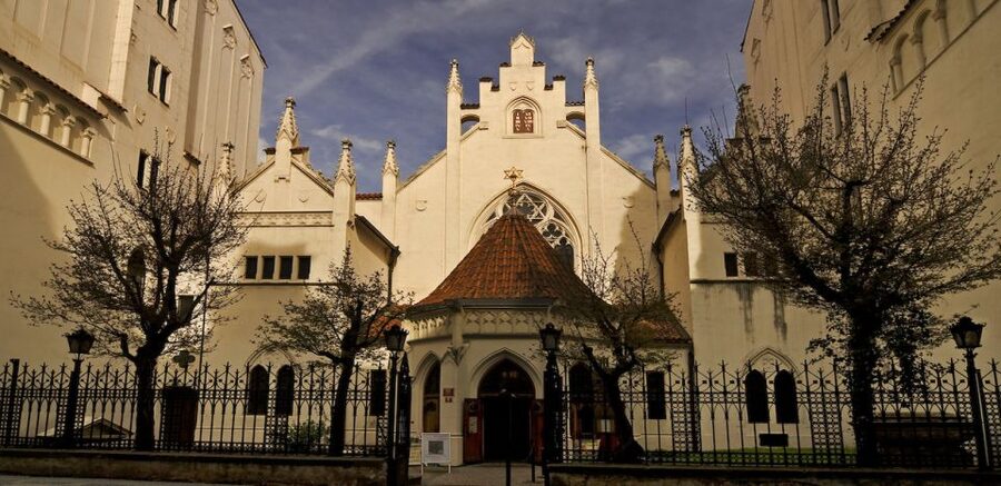Prague Jewish Quarter Tour in French with Monuments Entrance - Maisel Synagogue and the community’s story