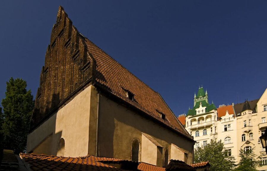 Prague Jewish Quarter Tour in French with Monuments Entrance - Entering Josefov through stories and legends