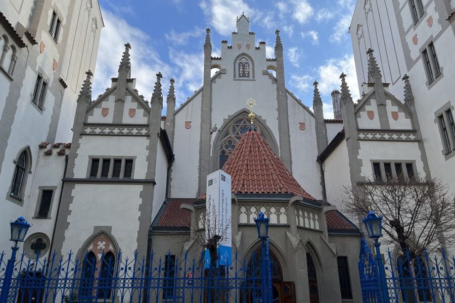 Prague: Jewish Town Guided Walking Tour - The Old Jewish Cemetery and Its Crowded Graves