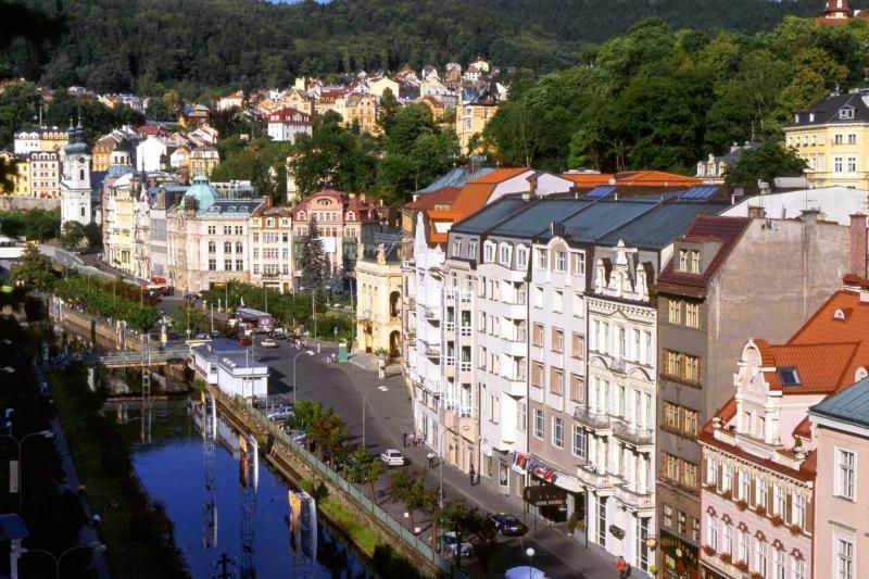 Prague: Karlovy Vary Tour with Lunch and Moser Museum Visit - Lunch in Karlovy Vary: convenient, but check what is included