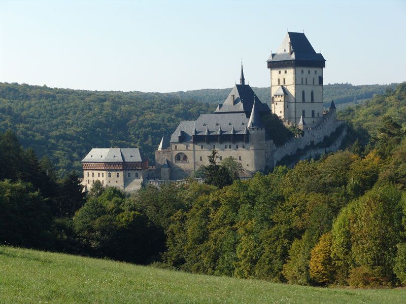 Prague: Karlštejn Castle Guided Tour with Entry Ticket - Two hours to see the village and enjoy the views
