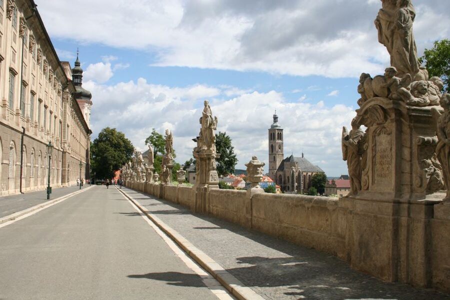 Prague: Kutná Hora, St Barbara's Cathedral and Bone Church - What the guides add to the experience
