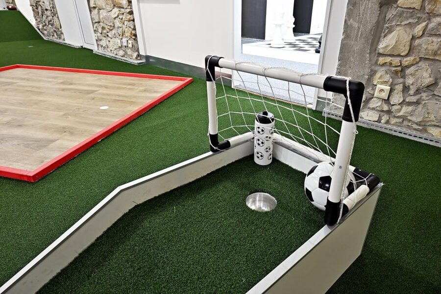 Prague: Mazemania Miniature Golf Experience - How the Unlimited Play Policy Changes the Value