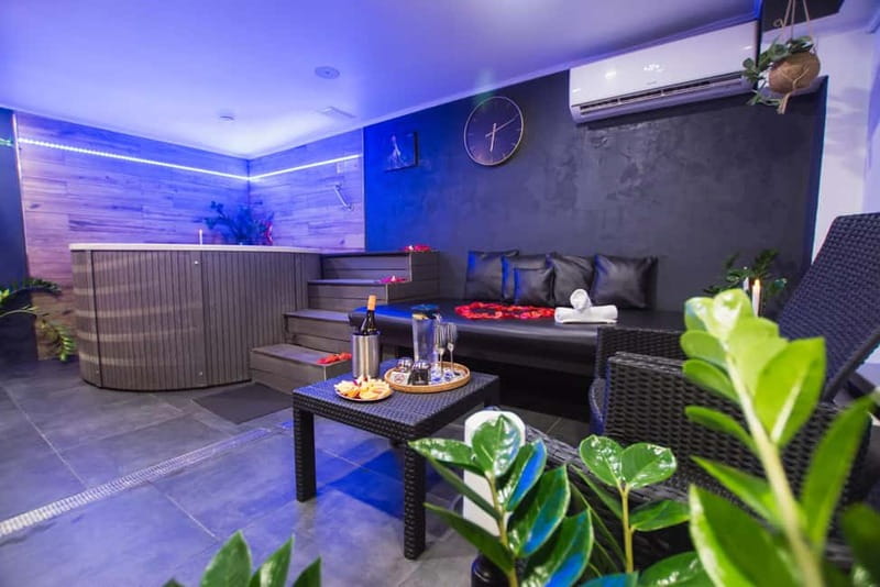 Prague: Modern Private Spa with Jacuzzi and Sauna - Arriving five minutes early matters
