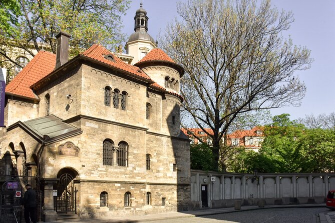 Prague Old Town and Jewish Quarter 90 minutes Guided Tour - Seeing one of Europe’s oldest synagogues from outside