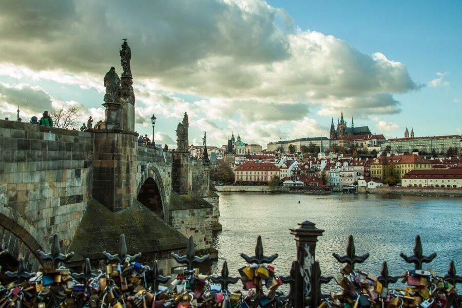 Prague: Old Town and Jewish Quarter Guided Tour in German - Why this 135-minute walk works well in Prague