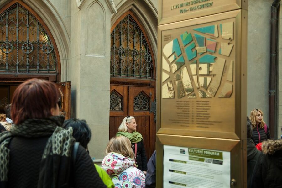 Prague: Old Town and Jewish Quarter Guided Tour in German - Finishing on Charles Bridge