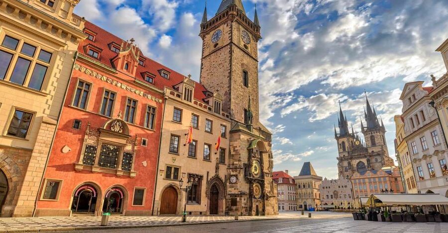 Prague: Old Town, Jewish Quarter & Astro Clock Walking Tour - Old Town’s narrow streets and layered architecture