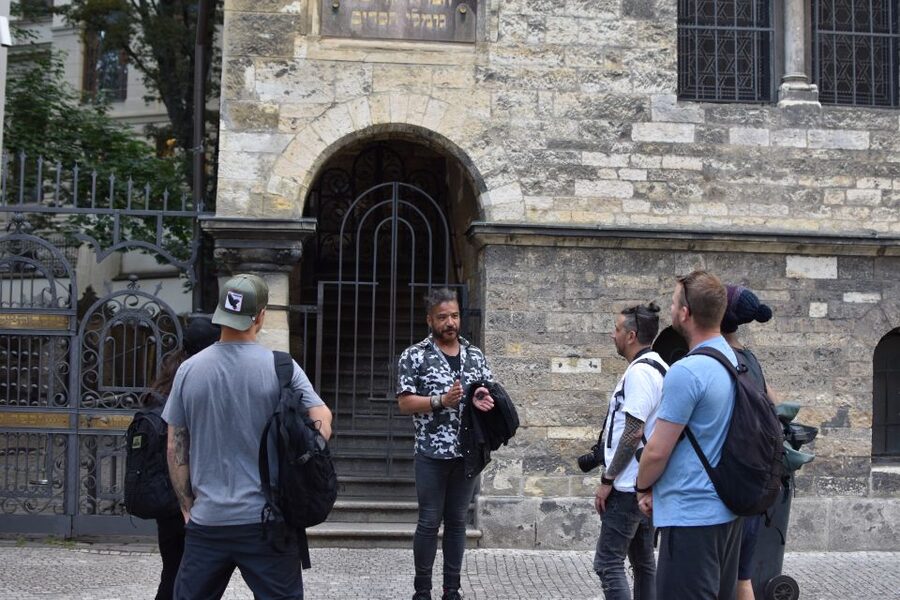 Prague: Old Town, Prague Castle & River Cruise Day Tour - Simple tips for a smoother day