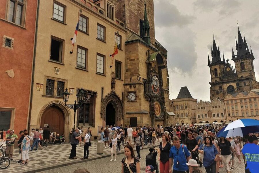 Prague: Old Town Tour & National Museum Skip-the-Line Ticket - What the guides add