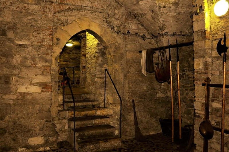 Prague Old Town, Underground and House of Alchemy Tour - Going below the modern city