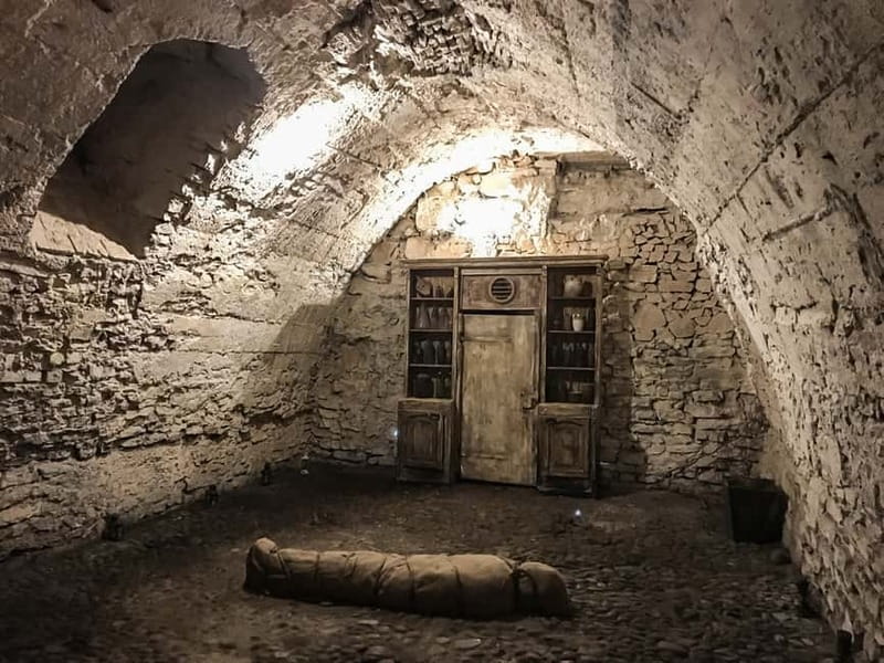 Prague: Oldtown, Medieval Underground & Dungeon History Tour - Medieval life beneath the modern city