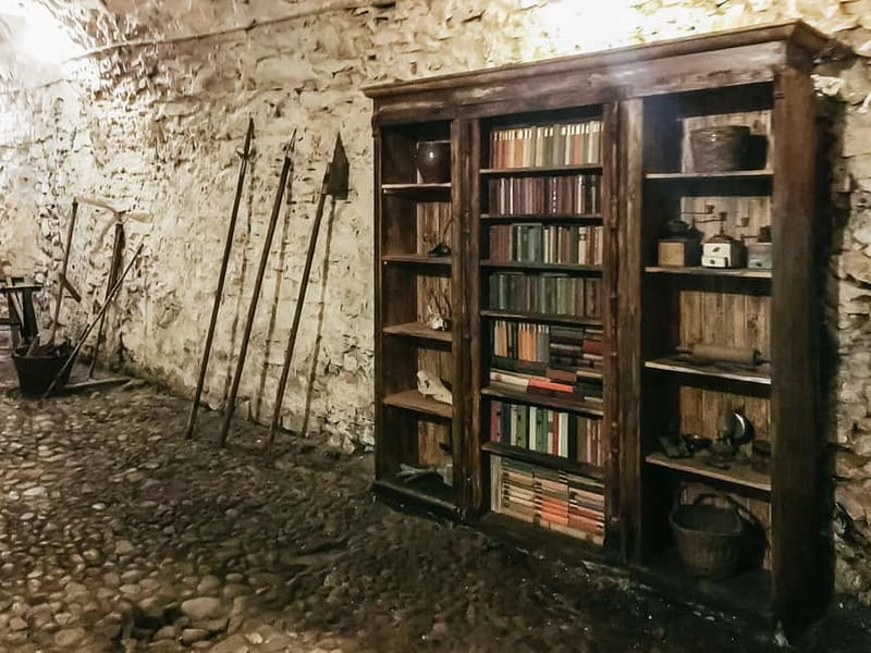 Prague: Oldtown, Medieval Underground & Dungeon History Tour - Guide quality is the tour’s biggest strength