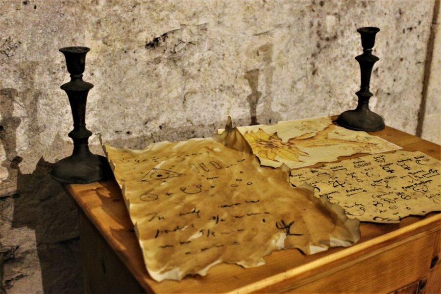 Prague: Oldtown, Medieval Underground & Dungeon History Tour - Price, meeting point, and timing
