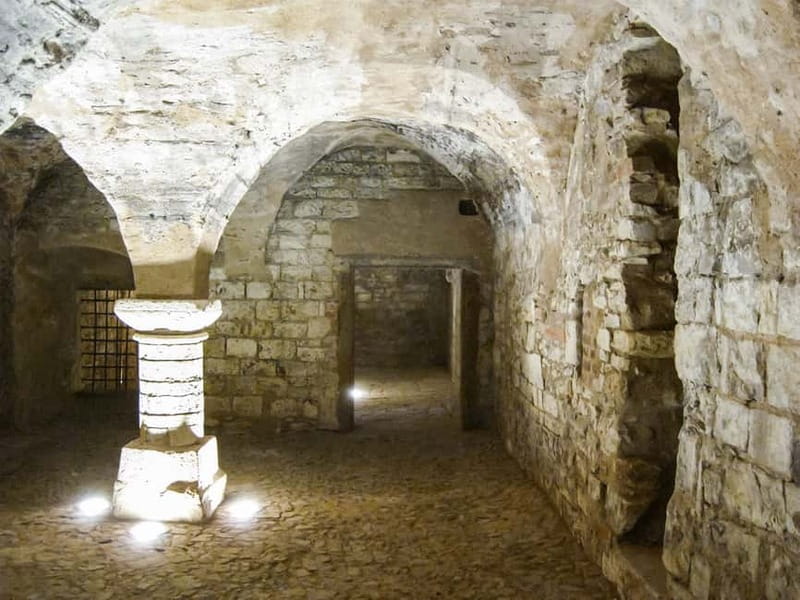 Prague: Oldtown, Medieval Underground & Dungeon History Tour - Entering the Romanesque and Gothic underground