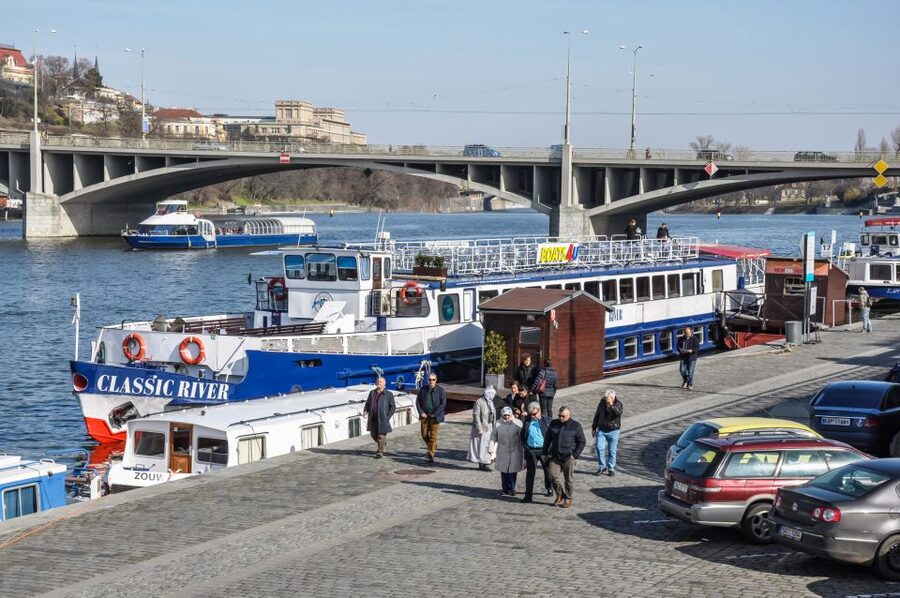 Prague: Panoramic Vltava River Cruise - Who should book this cruise?