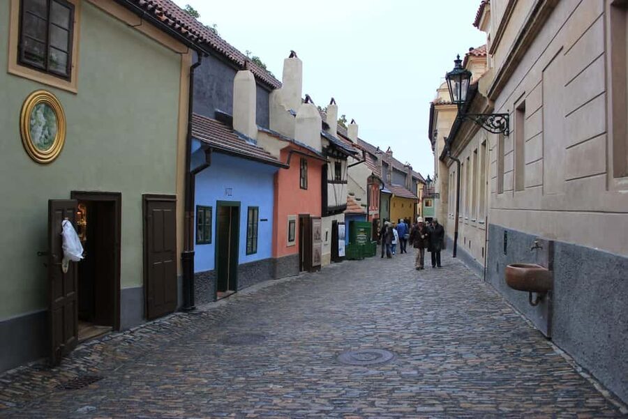 Prague: Prague Castle & Charles Bridge – guided tour in German - Hradčany Square and the presidential palace