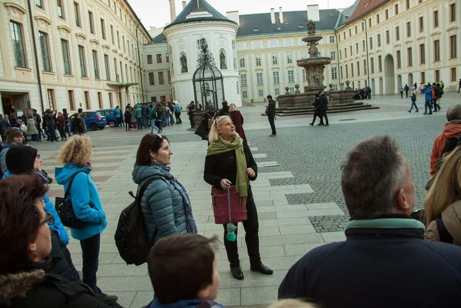 Prague: Prague Castle & Charles Bridge – guided tour in German - Who should take this tour