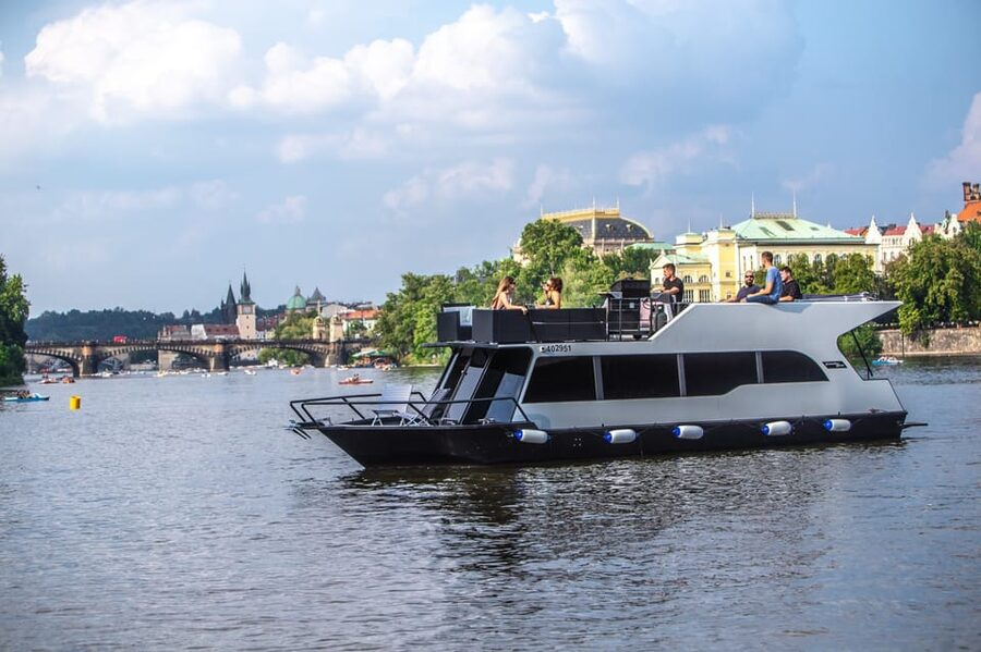 Prague: Private River Cruise with Unlimited Beer or Prosecco - A captain-led private experience