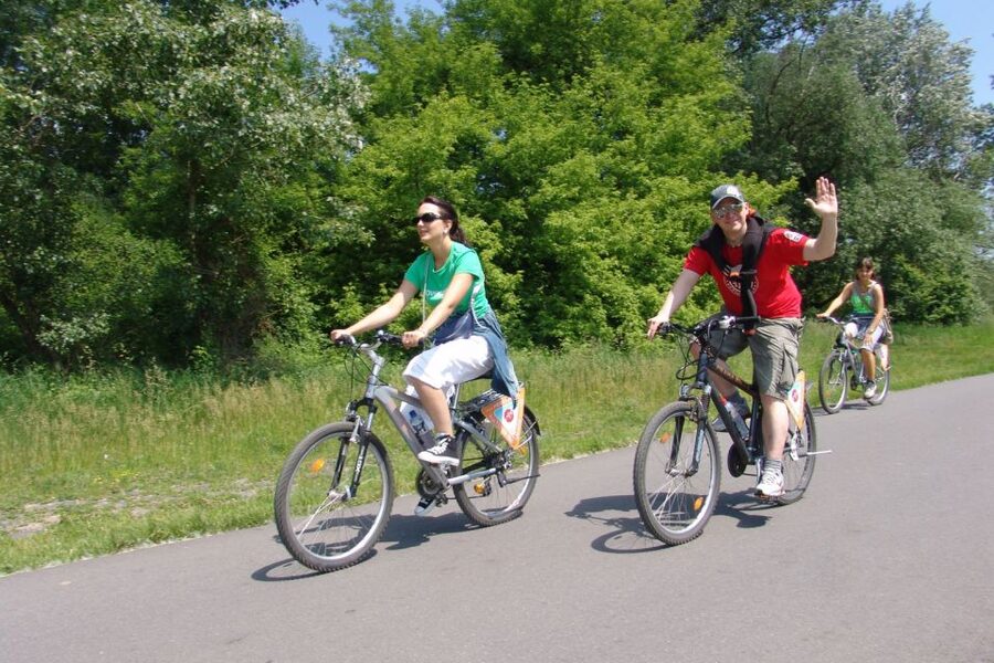 Prague: River & Park Bike Tour to Troja Chateau - Following the Vltava toward Troja