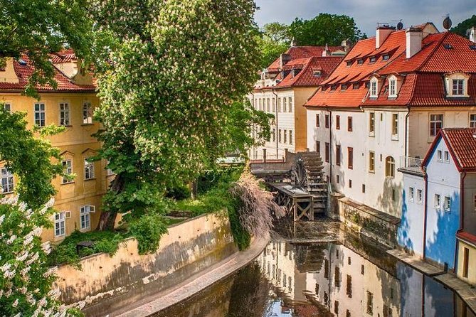 Prague's charming old places tour in Russian language - Waiting for the Astronomical Clock at 3 pm