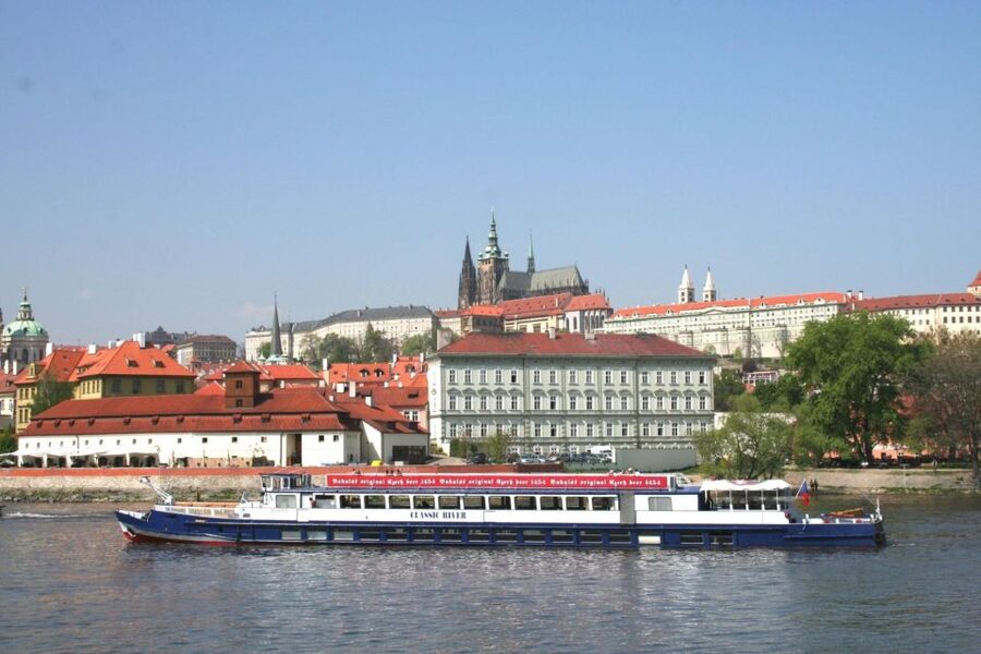 Prague: Sightseeing Boat Cruise with Buffet Dinner - Comfort, music, and the rhythm of three hours