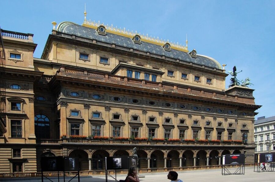 Prague Sightseeing Tour with Lunch - Riding Public Transportation With The Locals