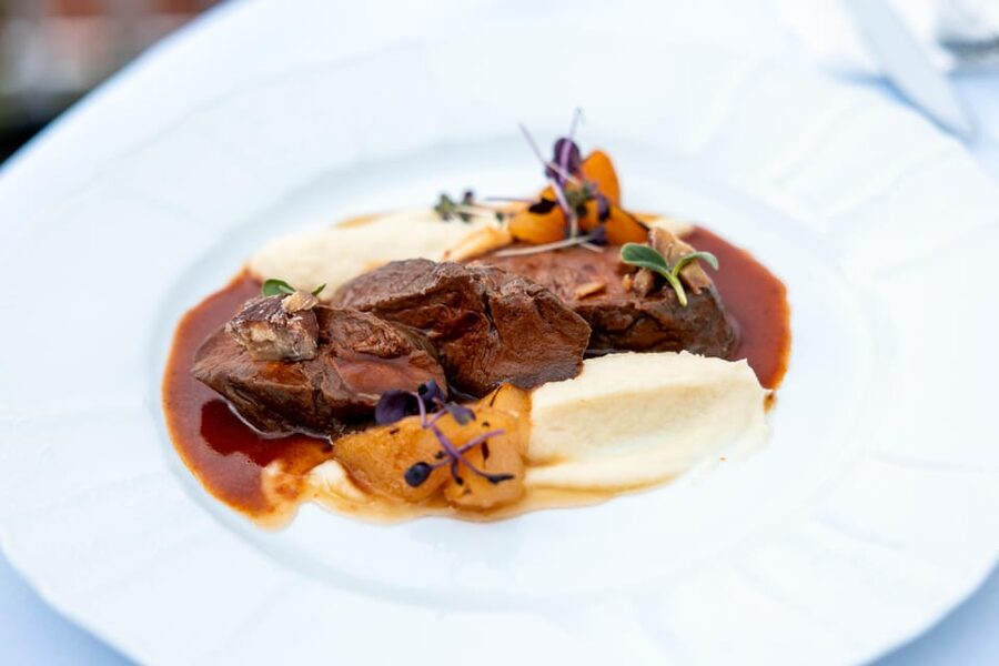 Prague: Sky Bar Aperitivo Menu with Drink & Panoramic Views - Service and atmosphere