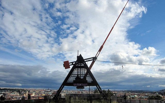Prague: Stunning Viewpoints, Castle, City & Park E-Bike Tour - Kampa Island and the mid-tour pause