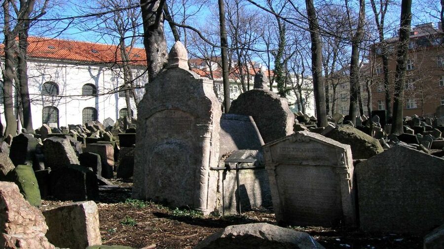 Prague: Synagogues and Jewish Quarter Private Walking Tour - The Old Jewish Cemetery and Old Ceremonial Hall